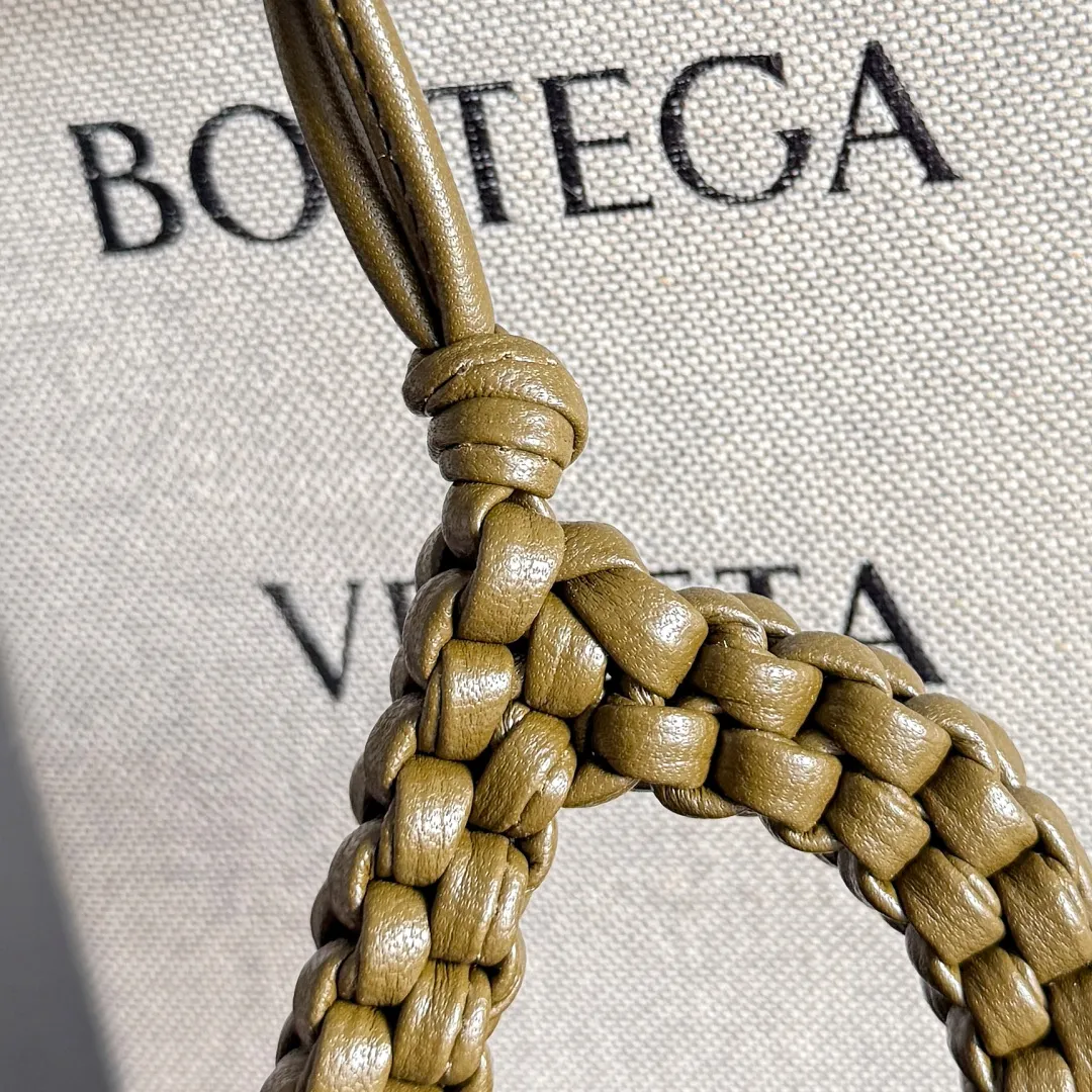 Batch 420 Let’s see what new cute little thing BV has released~ It’s this letter pendant, which is different from the puppy pendant. The weaving of this letter is more three-dimensional, and the material is very solid, and it is not easy to deform even if it is folded. Style number: D